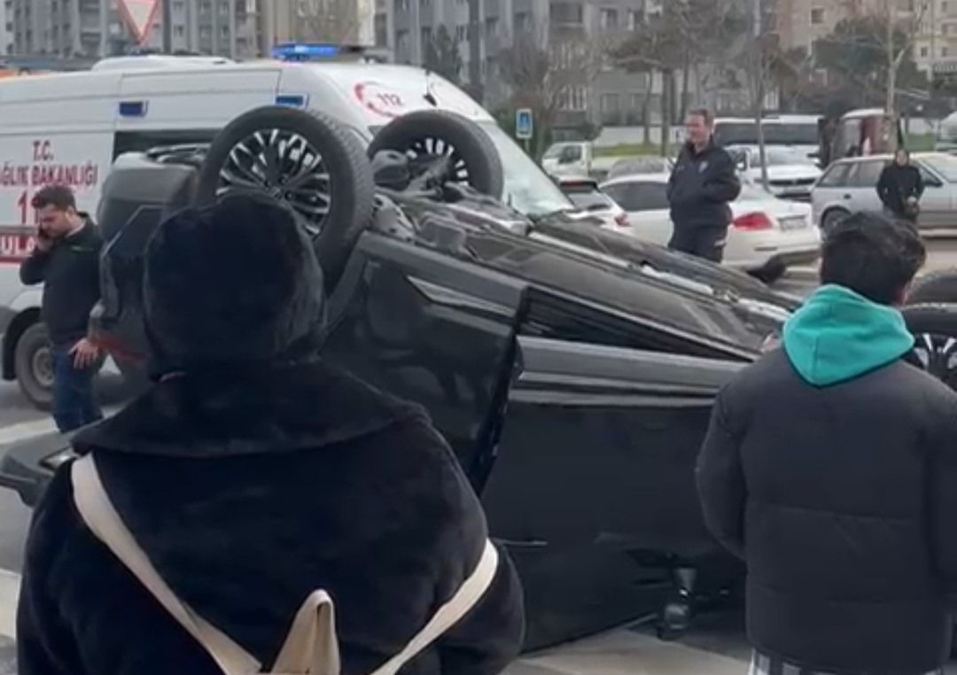 Selçuklu Caddesinde Araç Takla Attı