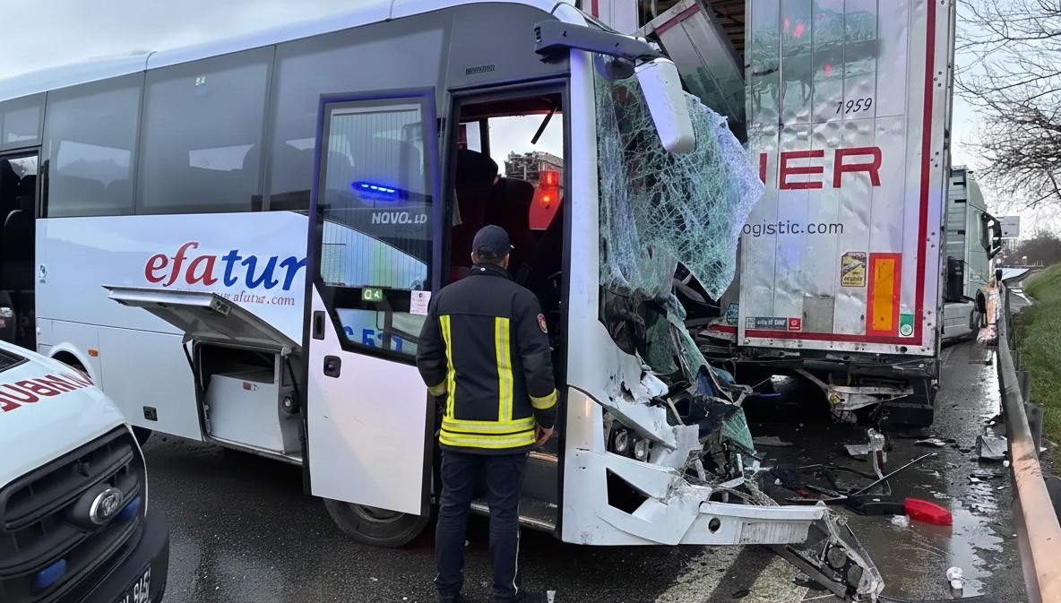 Sabiha Gökçen Yolunda Kaza 13 Yaralı